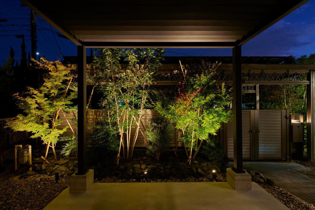 和の趣を感じる夜の庭ライティング