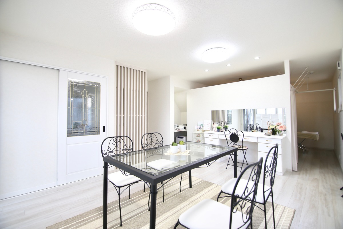 ガラス天板テーブルが映える室内