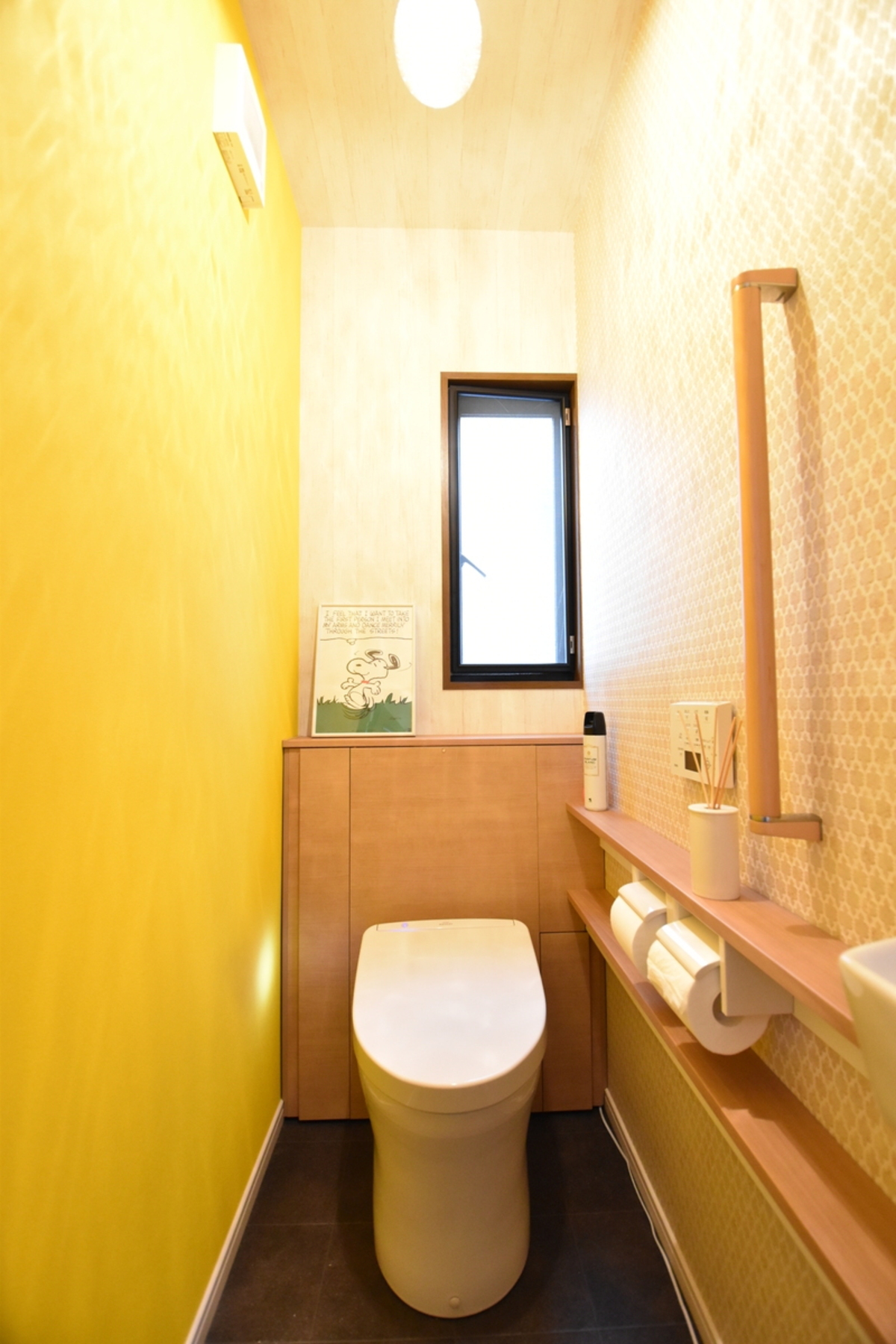 光が広がるおしゃれなトイレ空間