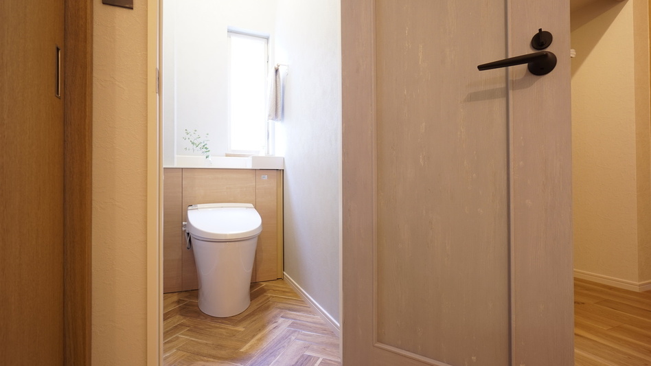 落ち着いた色味で整えるトイレ空間