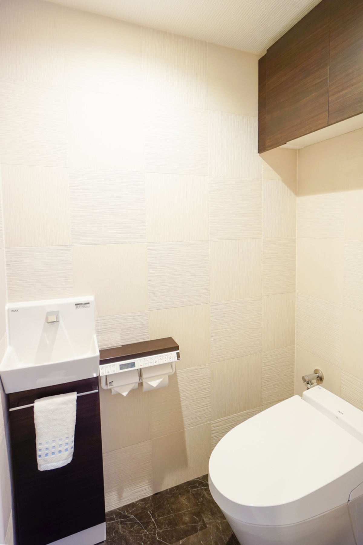 白とブラウンでまとめたモダンなトイレ