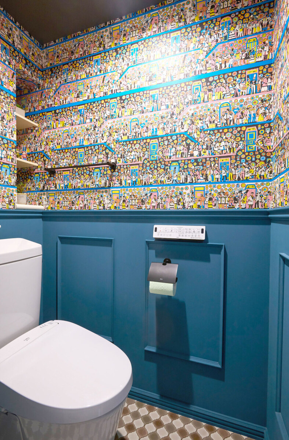 個性あふれる明るいトイレ