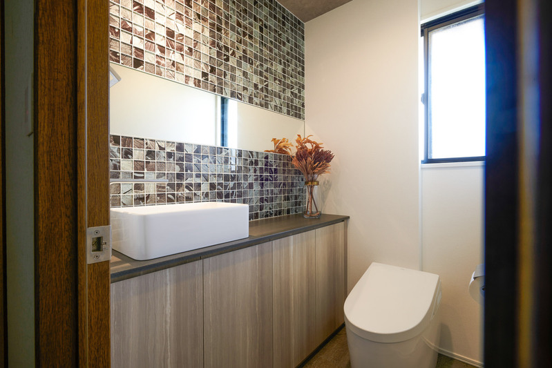 ガラスモザイクで彩るトイレ空間