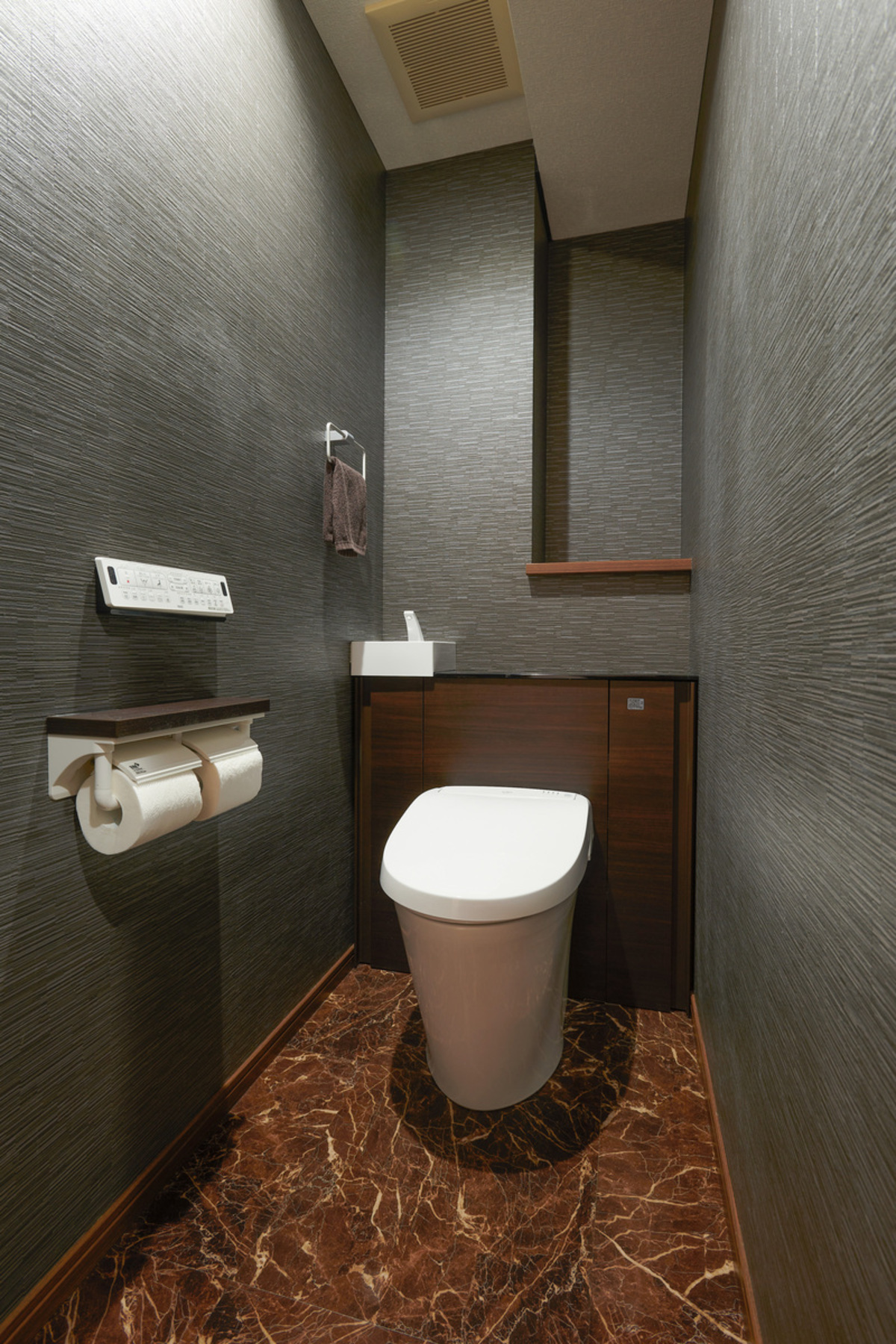 シックで統一感あるトイレデザイン