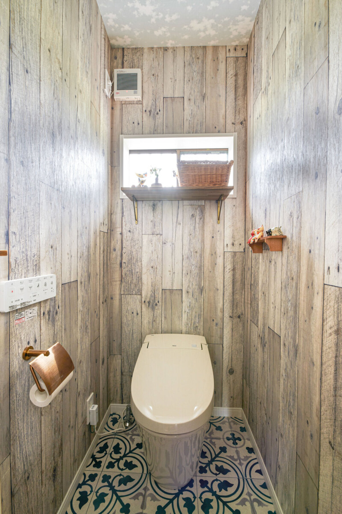 真鍮と木目が調和するトイレ空間