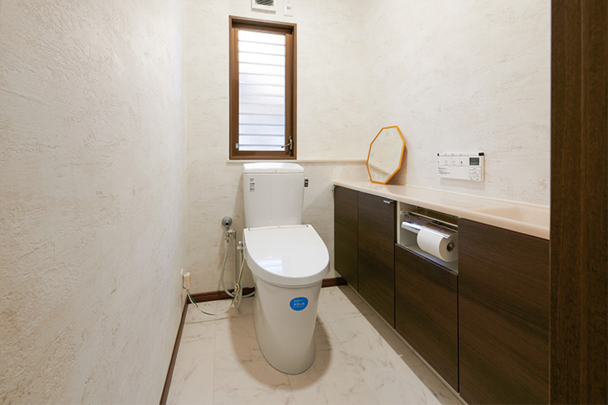 収納付きの快適なトイレ空間