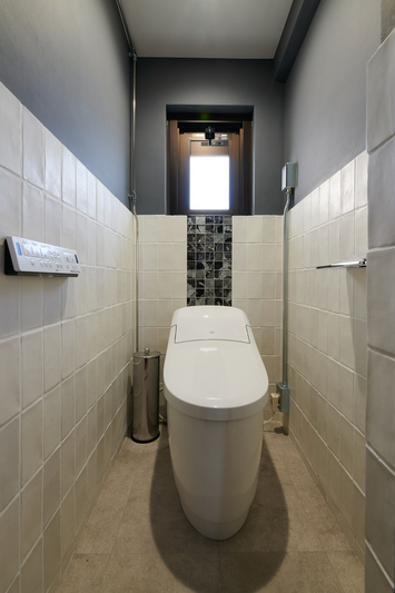 白い腰壁が際立つシンプルなトイレ