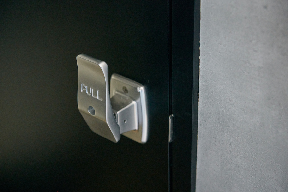 シルバー金具がスタイリッシュな扉