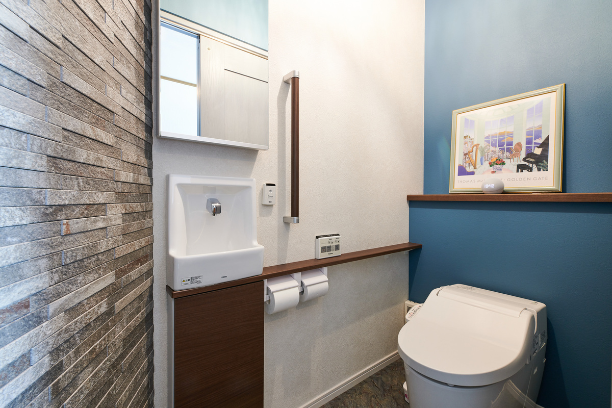 ブルークロスで落ち着く清潔なトイレ