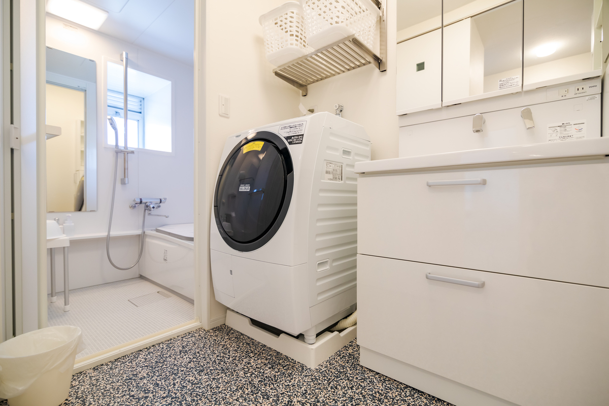 白を基調にした快適な浴室洗面