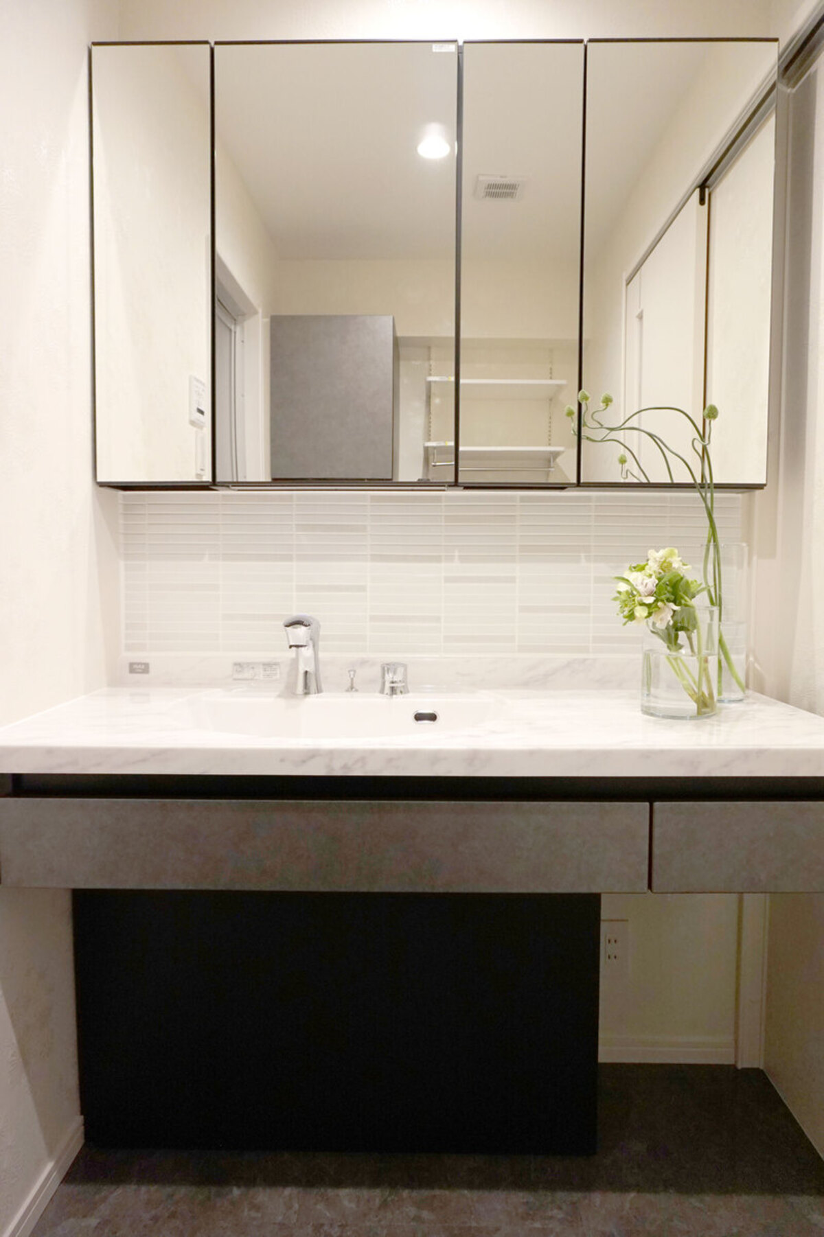 清潔感あるモダン洗面空間