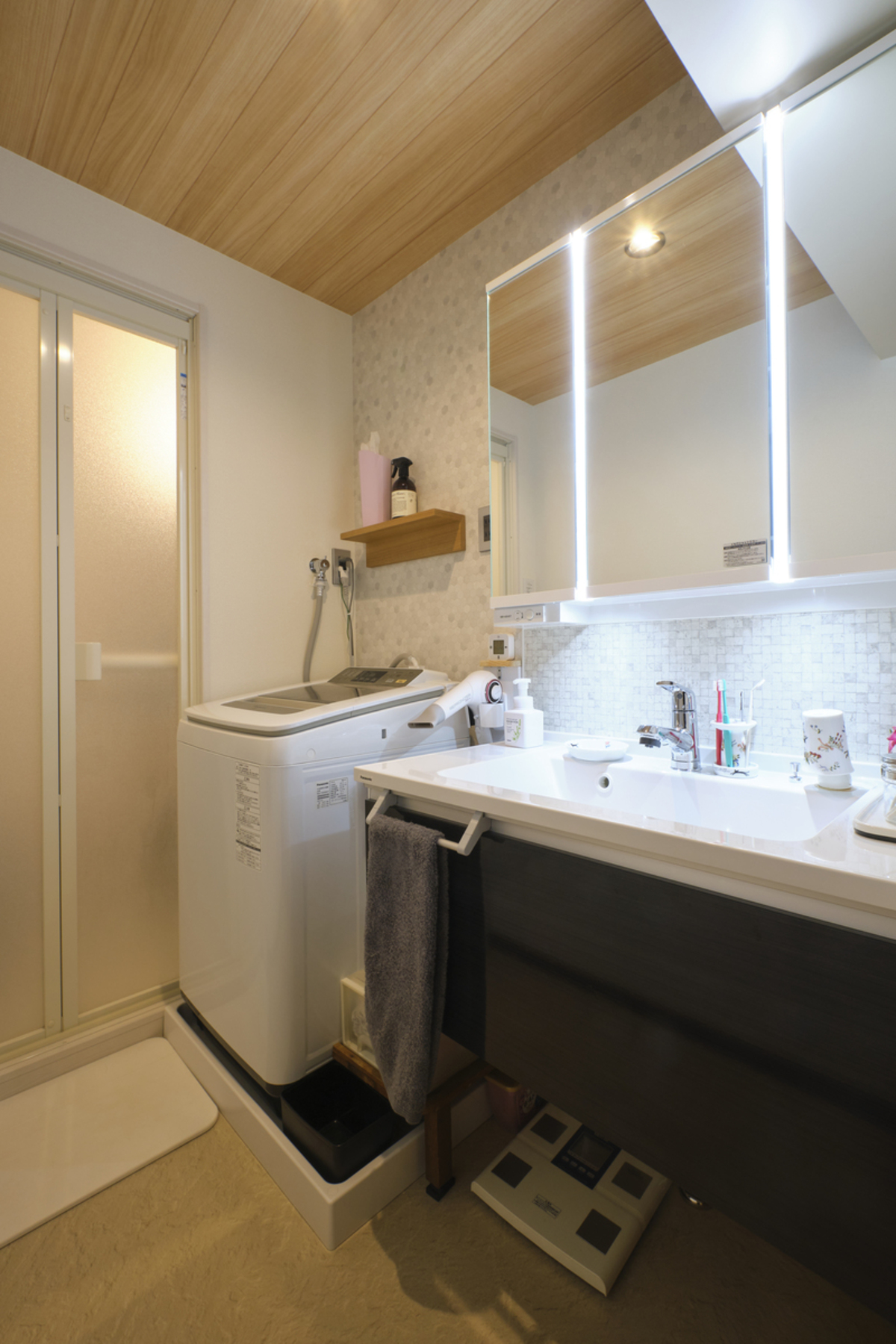 木目天井が映える洗面所