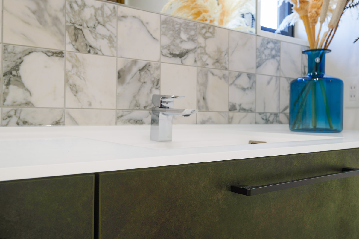 タイルの質感が美しい洗面台