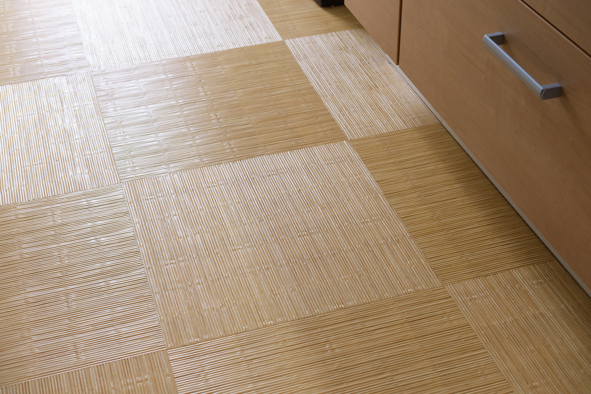 素足が心地よい籐調タイルの床面