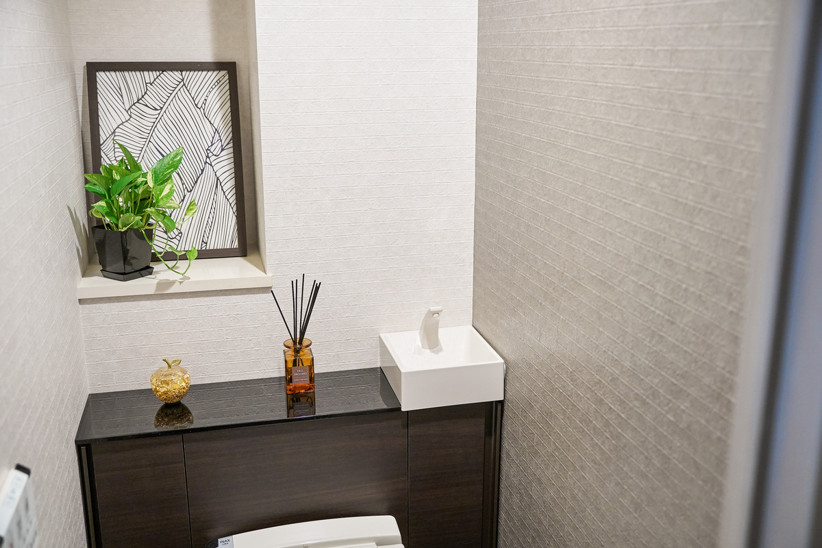 すっきり飾れるトイレ上部ニッチ