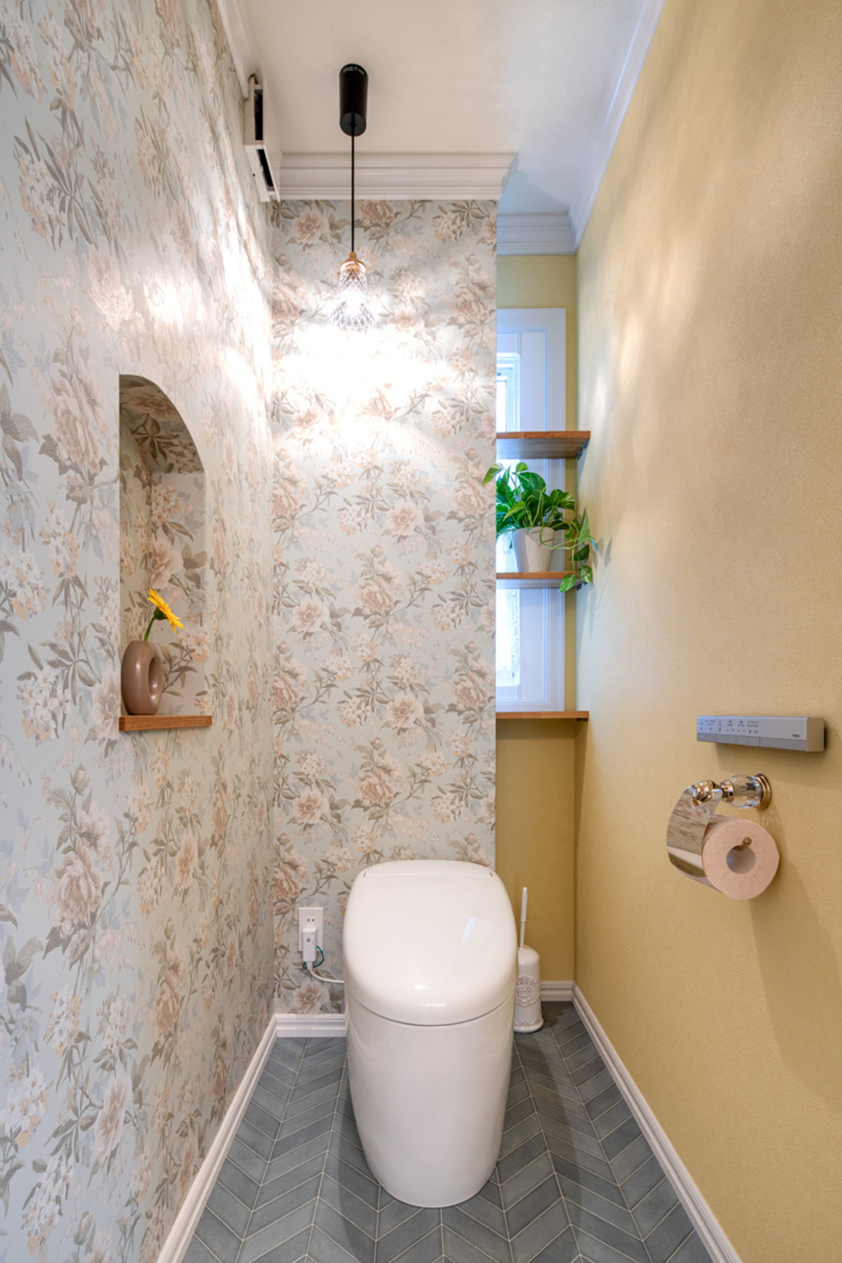 花柄クロスの明るいトイレ空間