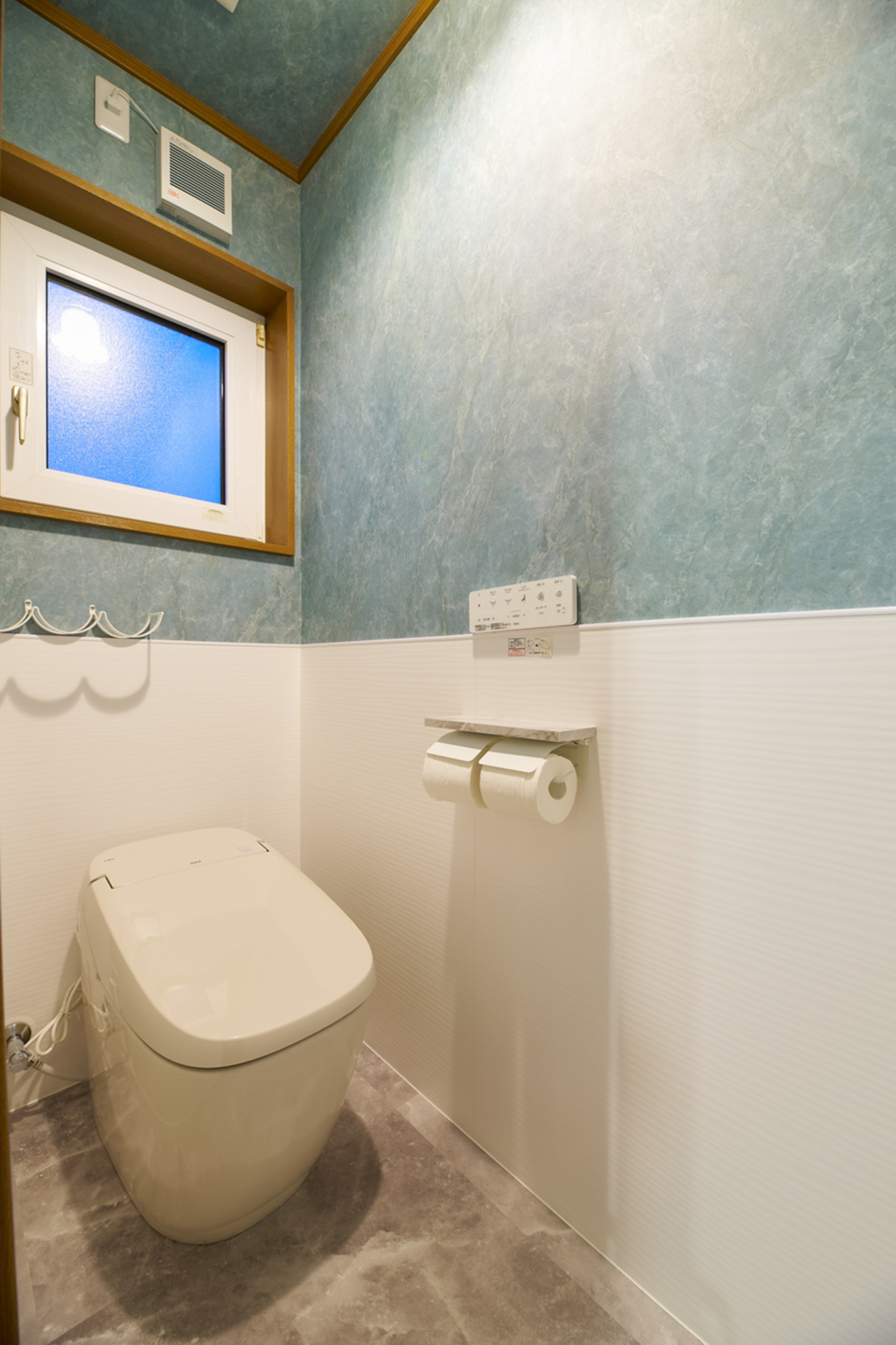 優しい色調で落ち着くトイレ空間