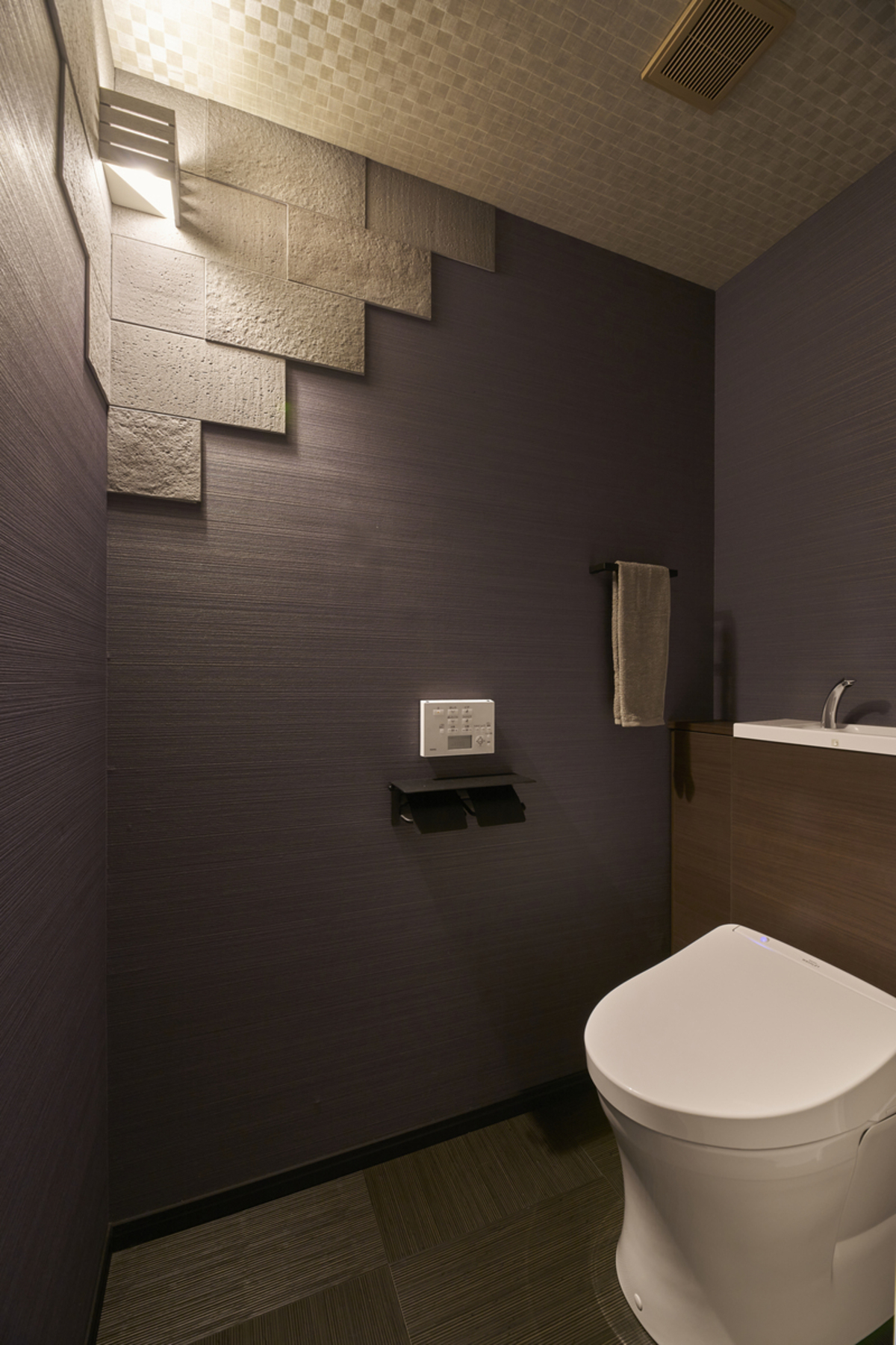 和風素材で落ち着くトイレ空間