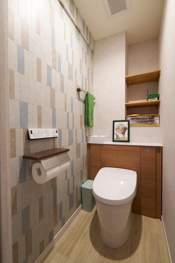 柄クロスで印象を整えたトイレ