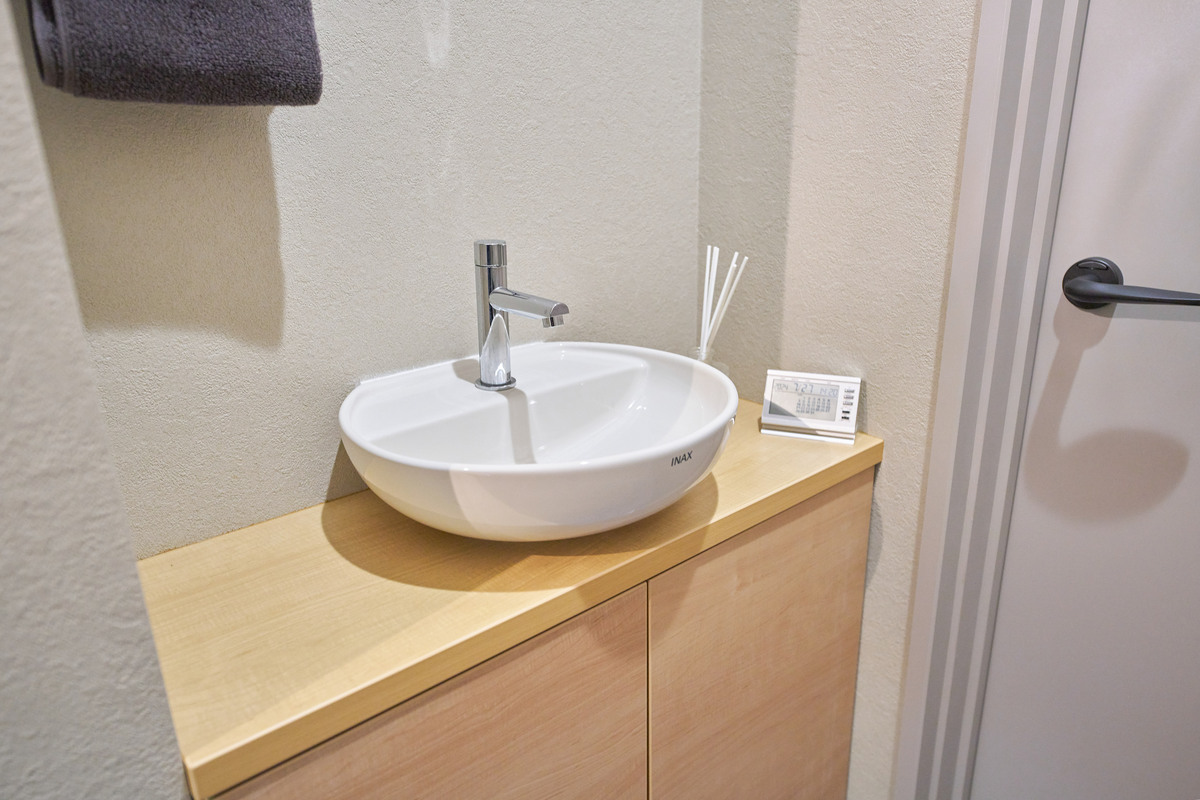 手洗いボウルと木製カウンター