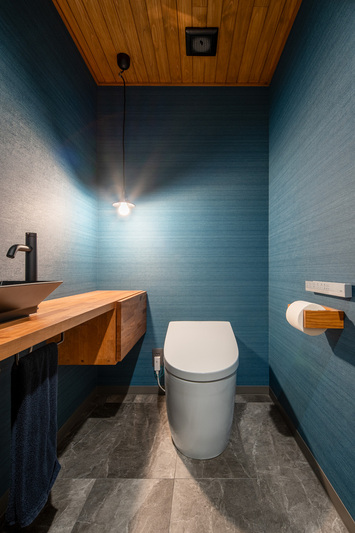 青をアクセントにしたトイレ空間
