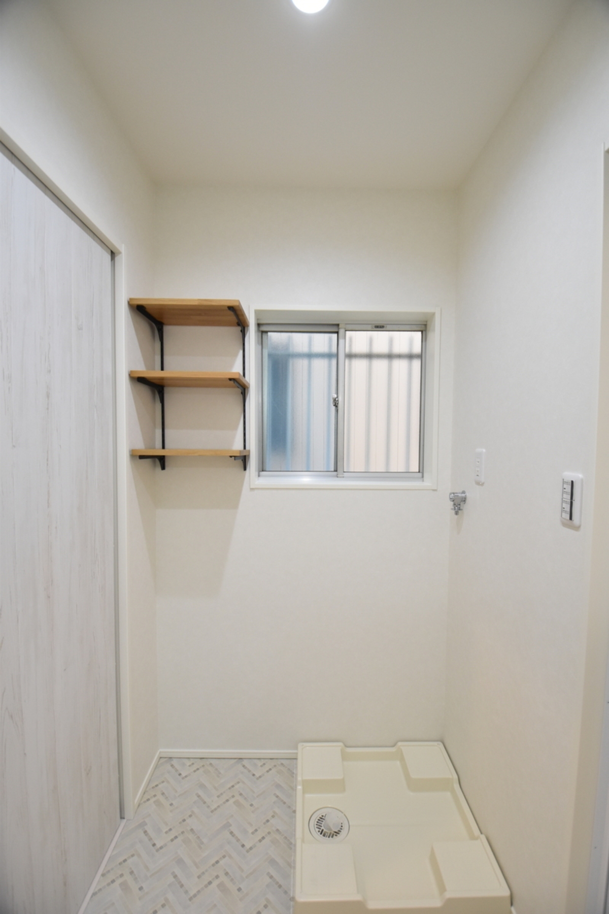 木棚付きの実用的な脱衣所