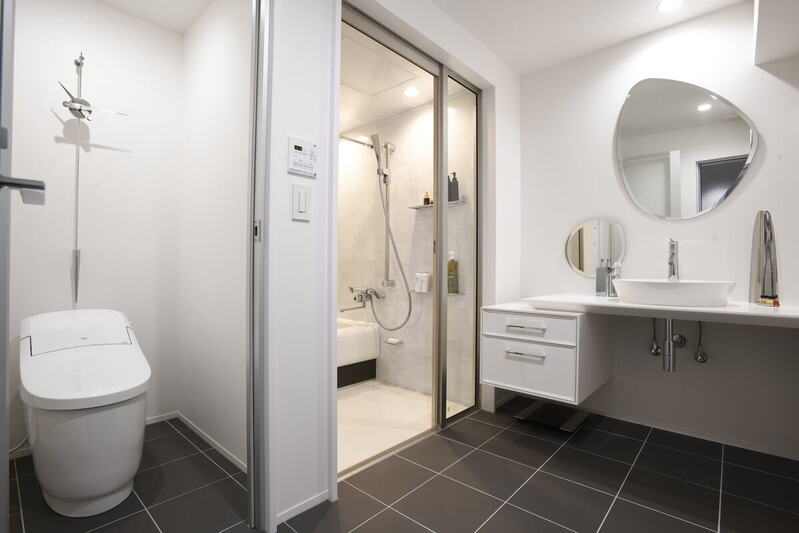 洗練された大人の洗面バスルーム