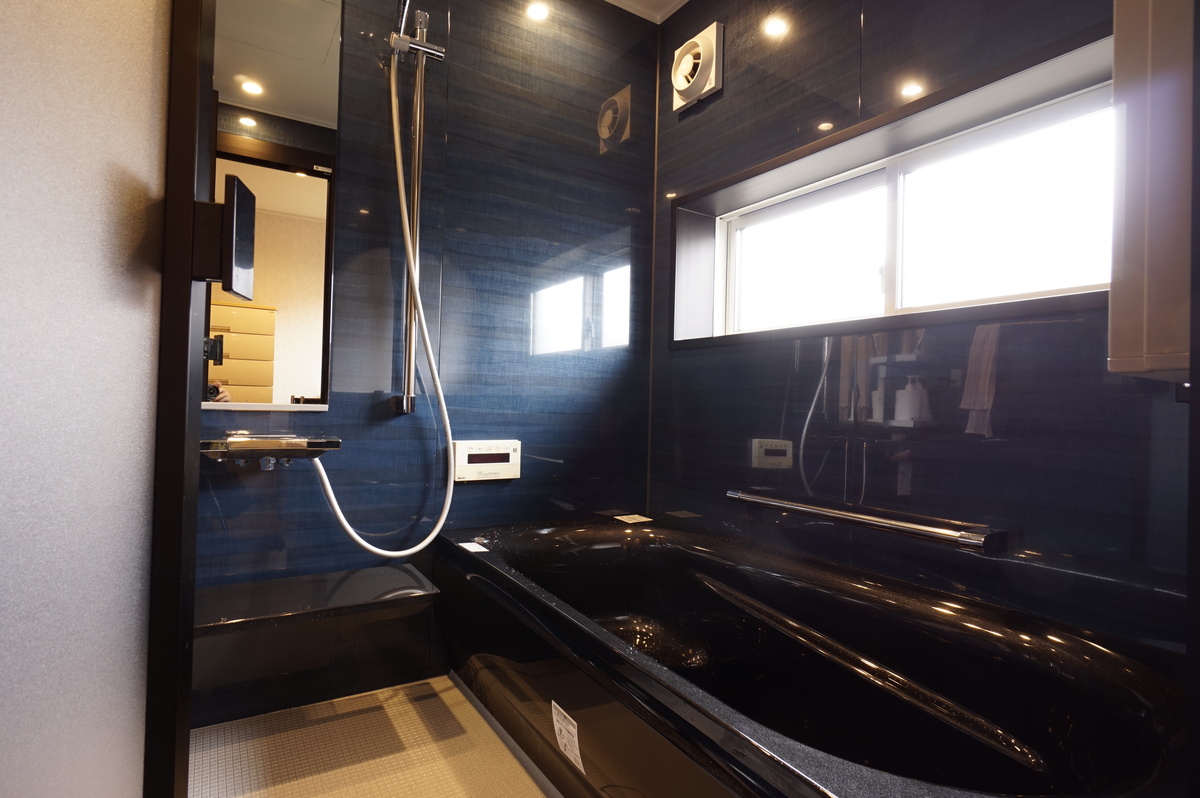ダークカラーで高級感ある浴室