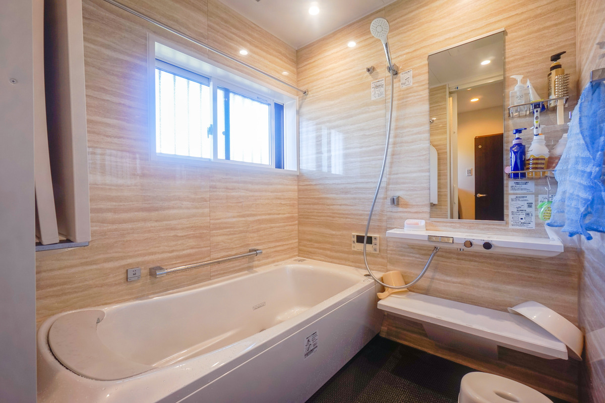 ゆったり浸かれる広々バスルーム