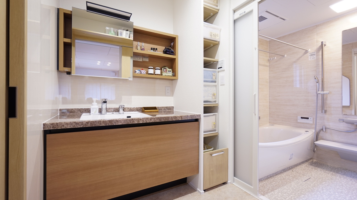 明るく広々とした洗面所空間