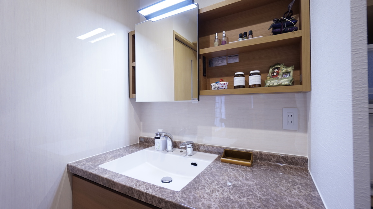 大理石調天板が美しい洗面スペース