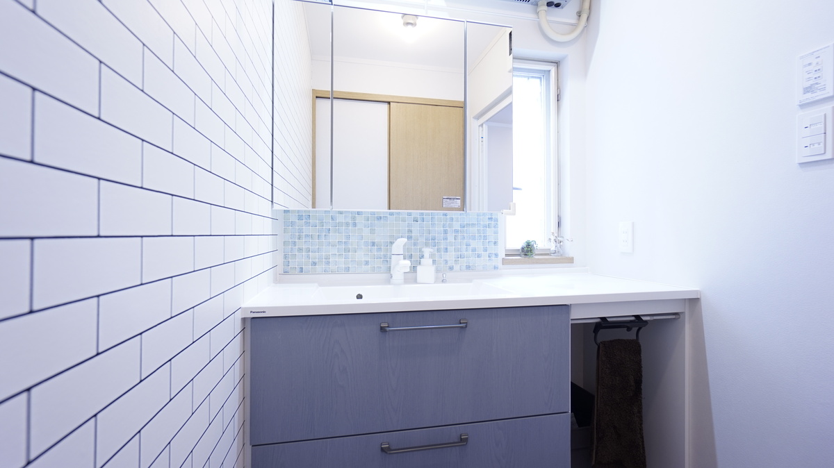 白とブルーが爽やかな洗面台