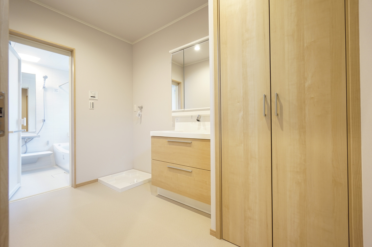 機能的で明るい洗面スペース