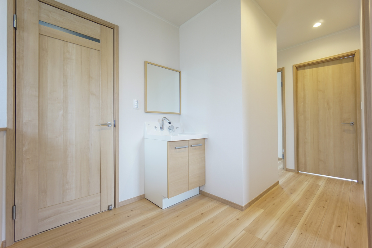 明るい木調で統一された洗面