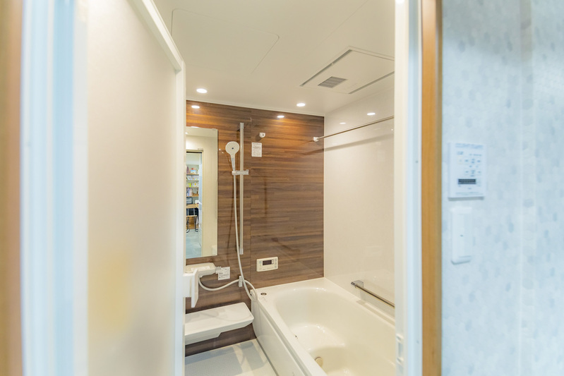 ゆったり浸かれる広々バスルーム