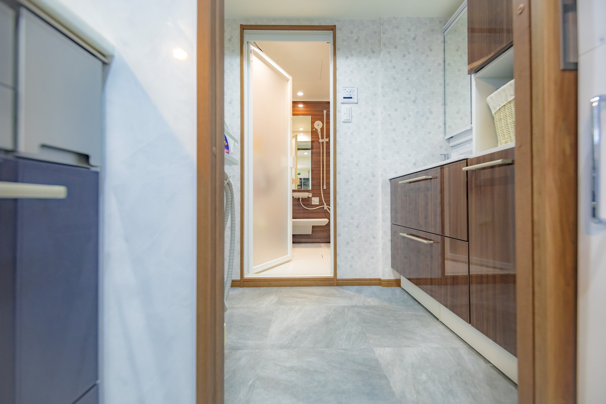 木目調で温かみある洗面所