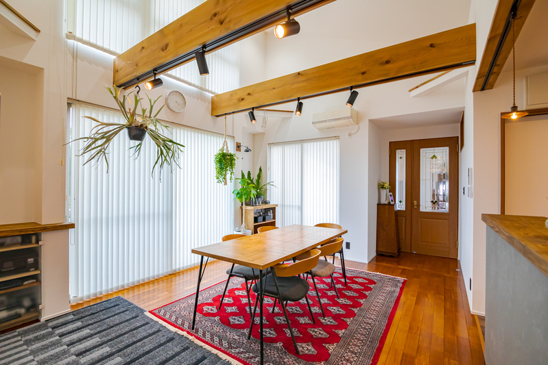 素材が息づく木のリビング