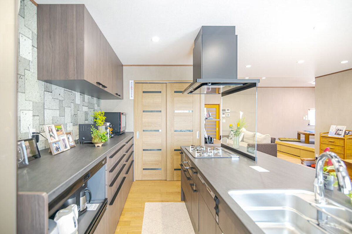 二列で回遊しやすいキッチン動線