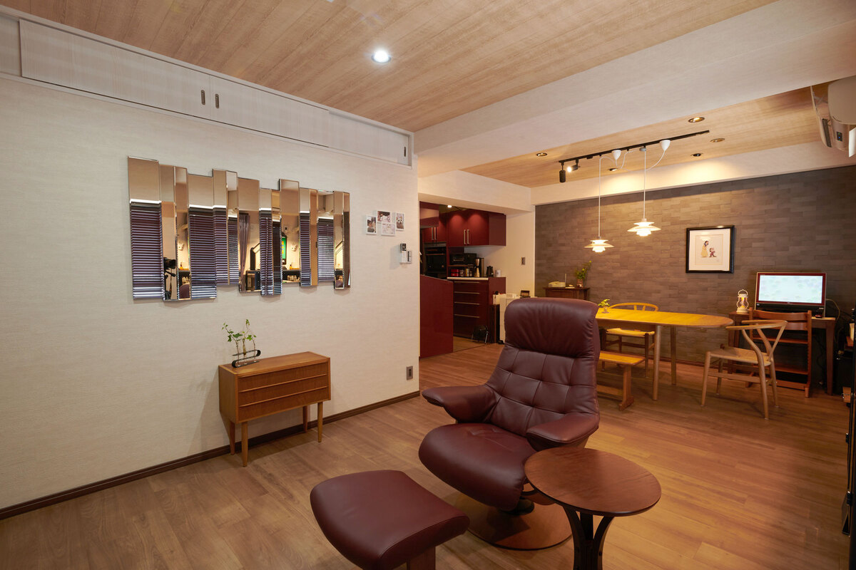 壁面ミラーが映えるリビング