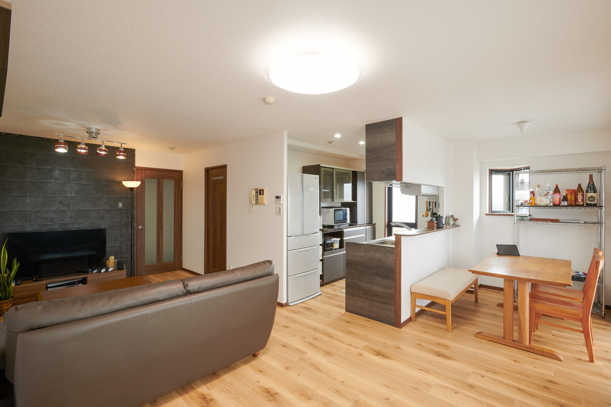 木目が映える開放的なリビング