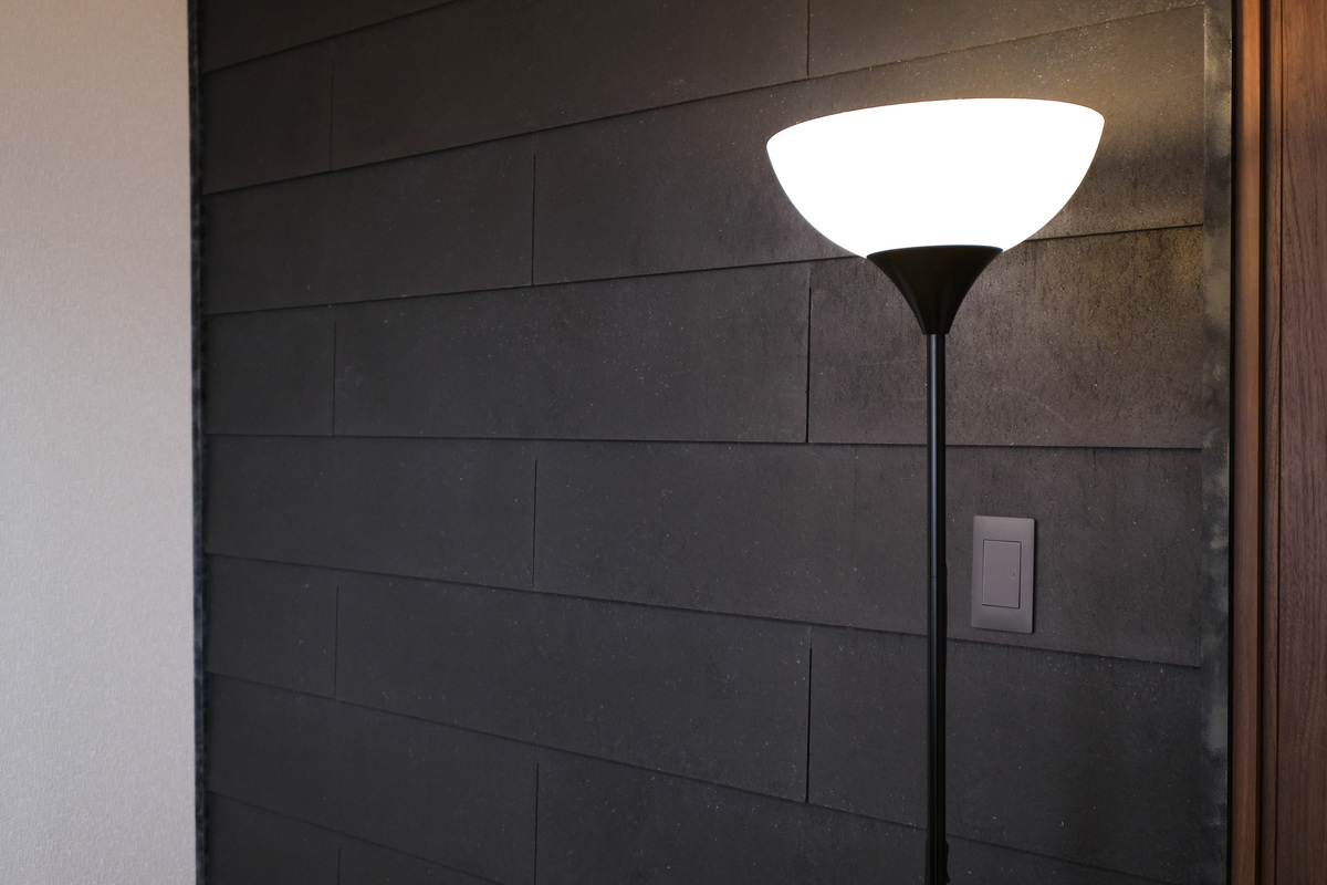 重厚感ある黒タイルのアクセント壁