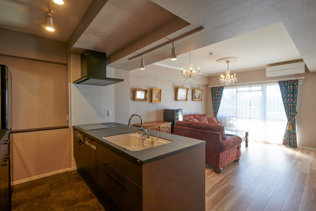 光が広がるオープンキッチン