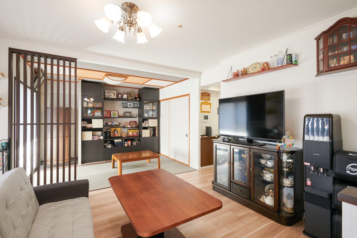 和室と調和した明るいLDK