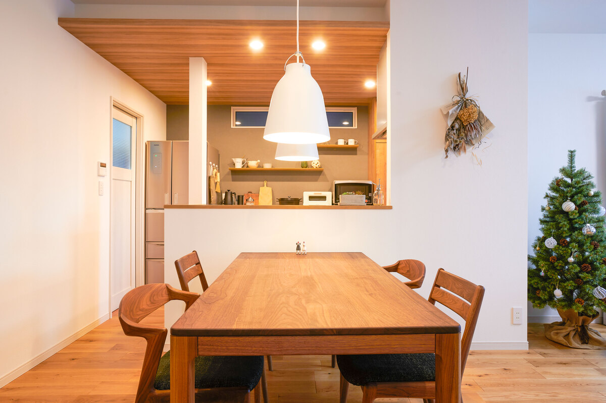 木の家具が映えるダイニング空間