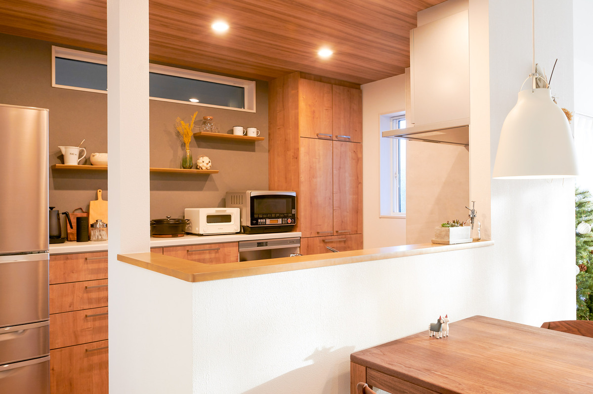 家族を見渡す明るいキッチン