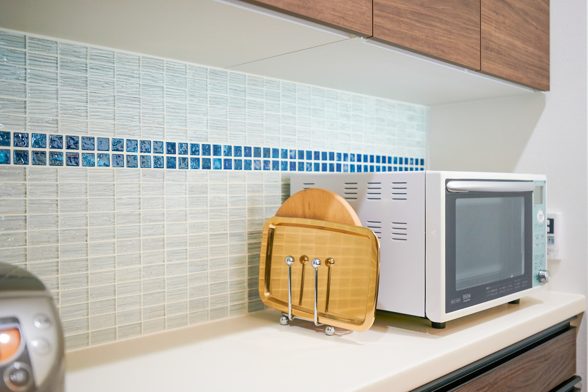 青いモザイクタイルが映える壁面