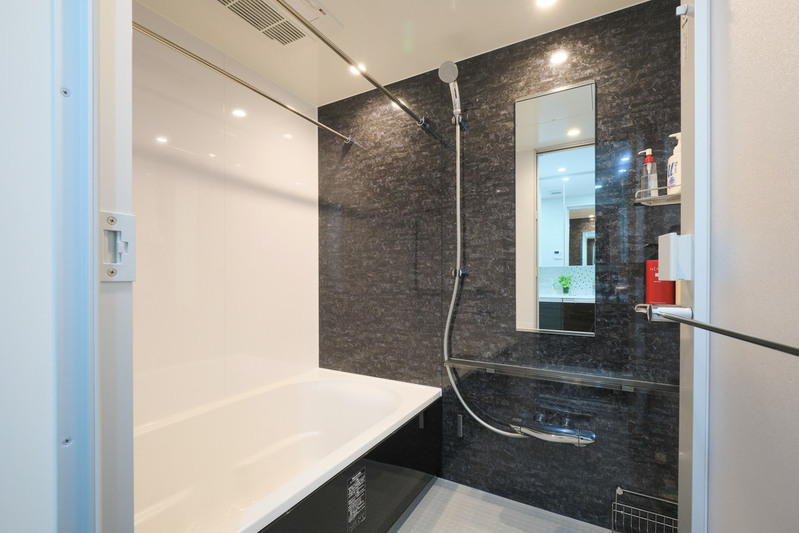 モダンな白黒コーデで魅せる水まわり