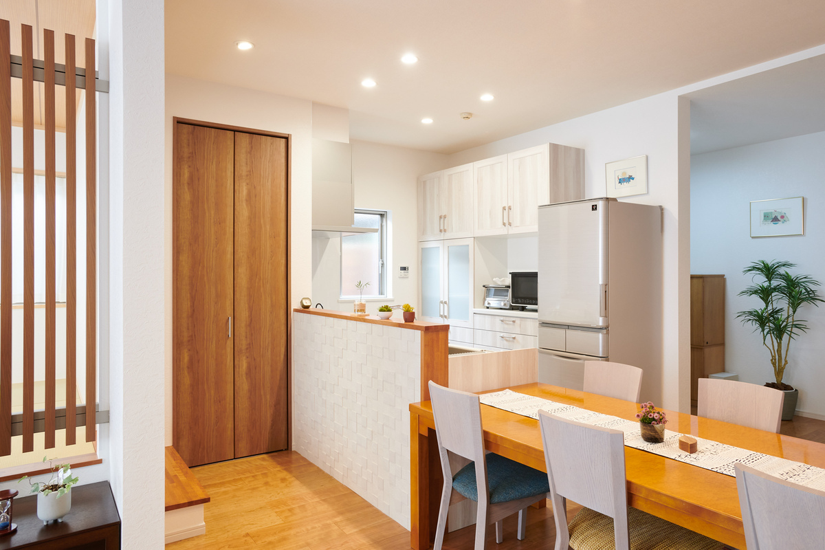 家族を見渡せる対面キッチン