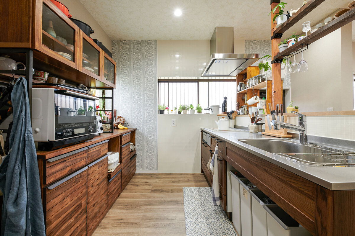 木目と収納が美しいナチュラルキッチン