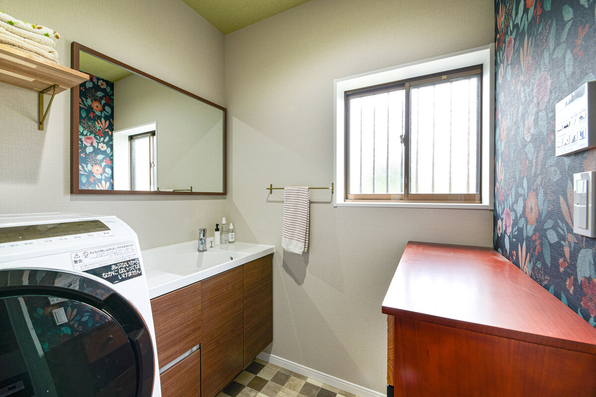 大きな一面鏡の洗面化粧スペース